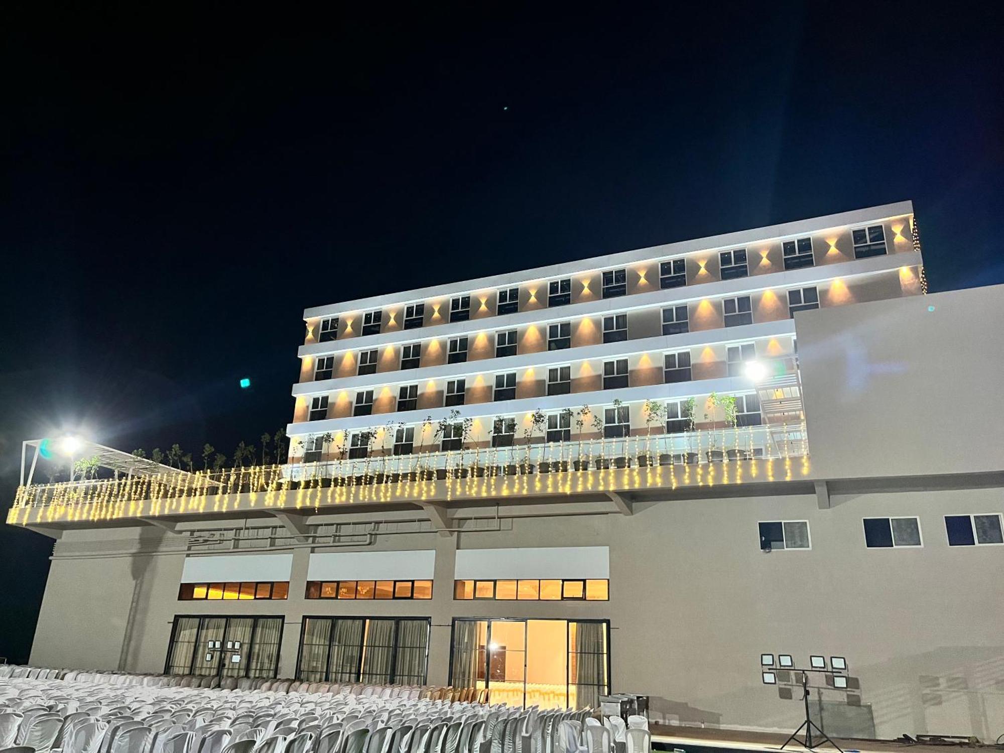 Vits Satyajeet Karad Otel Dış mekan fotoğraf